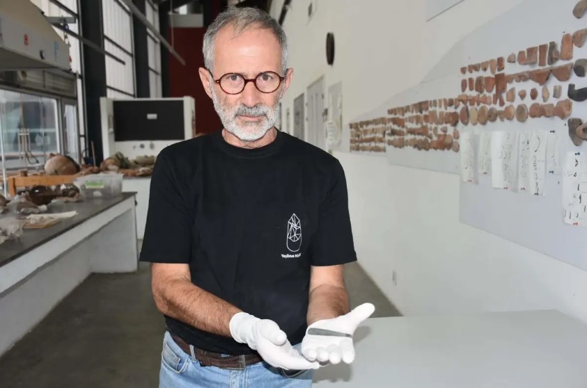 Ανακαλύφθηκε μολύβι ματιών 8.200 ετών