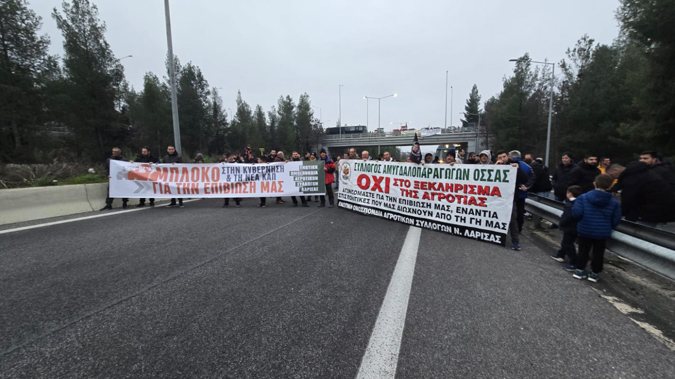 Εντείνουν τις κινητοποιήσεις τους οι αγρότες. Συγκεκριμένα, προχωρούν σε ωριαίους αποκλεισμούς των δρόμων όπου έχουν στηθεί μπλόκα στη Θεσσαλία. Οι αποκλεισμοί θα πραγματοποιούνται σύμφωνα με τον σχεδιασμό τις απογευματινές ώρες.  Ακόμα, για την τρέχουσα εβδομάδα έχουν προγραμματιστεί δύο συλλαλητήρια, το πρώτο στην Καρδίτσα, το απόγευμα της Τετάρτης και το δεύτερο στο κέντρο της Λάρισας, την Παρασκευή. Λίγο πριν τις 18.00 της Τρίτης οι αγρότες έκλεισαν τον κόμβο Ε65 και την ΠΑΘΕ στην Γυρτώνη ως ένδειξη δια