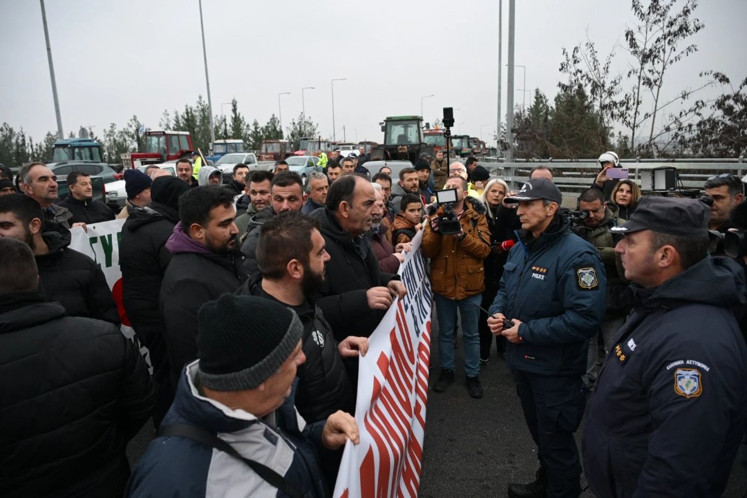 Θεσσαλία: Αγρότες έκλεισαν τον κόμβο Ε65 και την ΠΑΘΕ στην Γυρτώνη