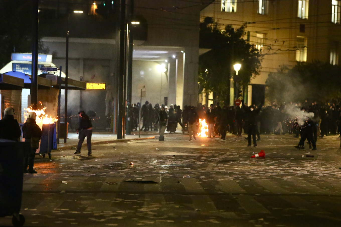 Σοβαρά επεισόδια μετά το συλλαλητήριο στο Σύνταγμα