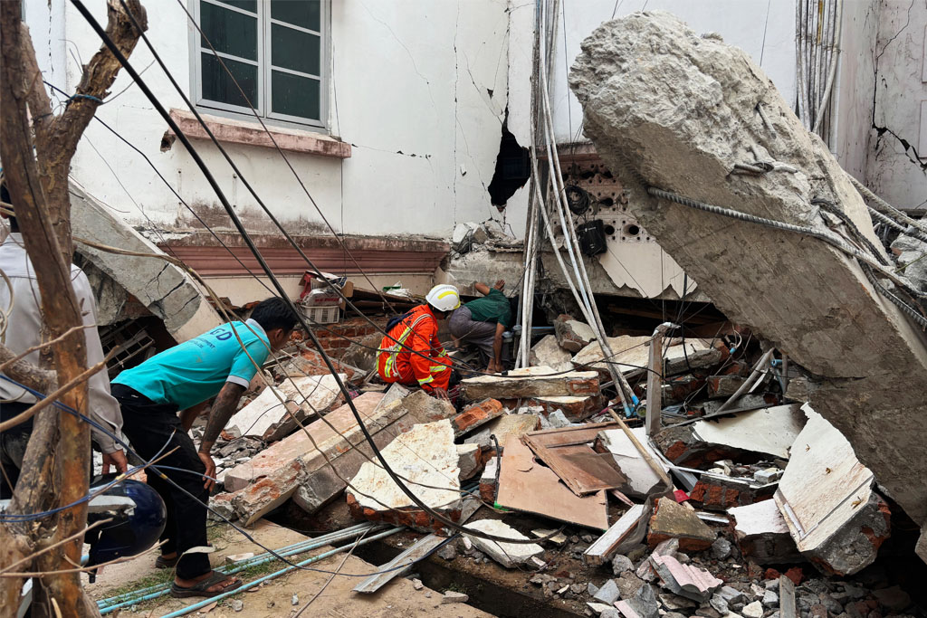 Σύμφωνα με το BBC διασώστης από το Μανταλέι ανέφερε ότι οι ζημιές εκεί είναι «τεράστιες» και ο αριθμός των θυμάτων είναι «τουλάχιστον εκατοντάδες».