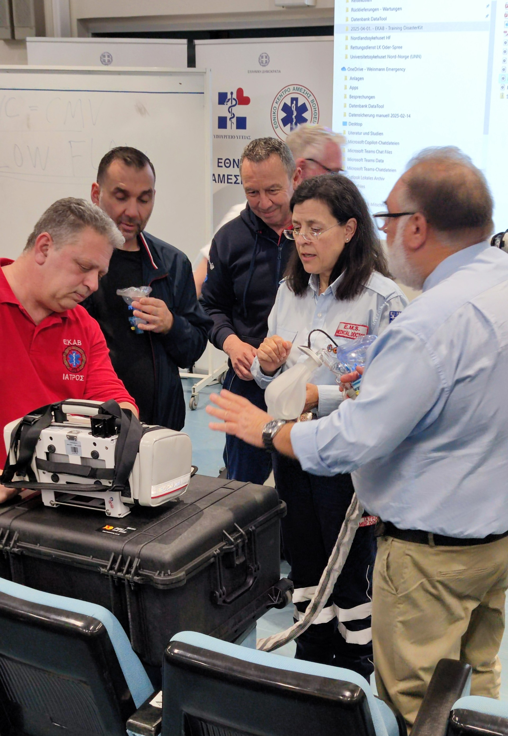 Το ΕΚΑΒ εκπαιδεύεται στη χρήση σύγχρονων ιατρικών μηχανημάτων