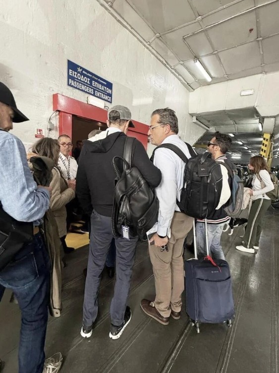 Στην Τήνο με το πλοίο της γραμμής ο Κυριάκος Μητσοτάκης
