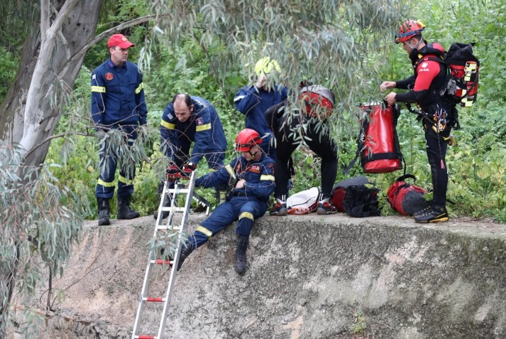 Πατήσια: Η ΕΜΑΚ απεγκλώβισε νεαρό ζευγάρι από το ρέμα του Ποδονίφτη