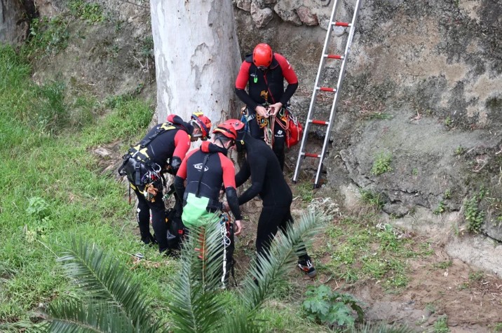 Πατήσια: Η ΕΜΑΚ απεγκλώβισε νεαρό ζευγάρι από το ρέμα του Ποδονίφτη