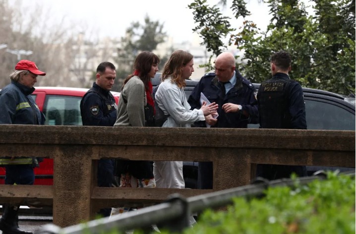 Πατήσια: Η ΕΜΑΚ απεγκλώβισε νεαρό ζευγάρι από το ρέμα του Ποδονίφτη