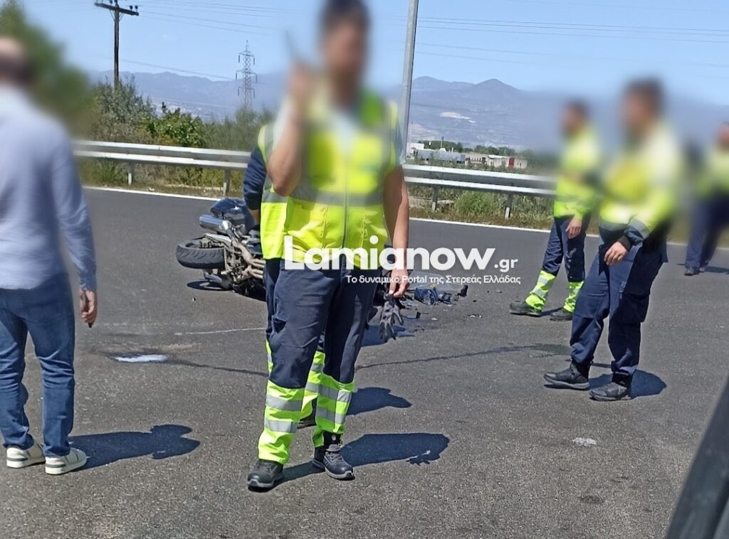 Λαμία: Διαλύθηκε μηχανή έπειτα από σφοδρή σύγκρουση με αυτοκίνητο