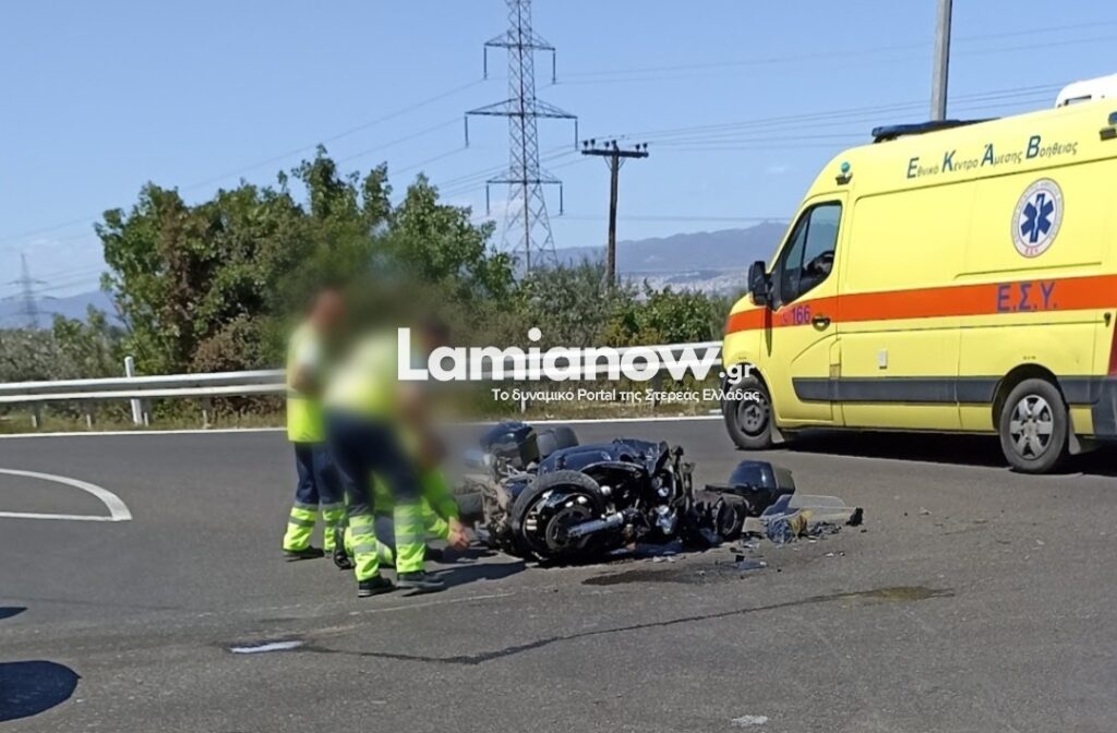 Λαμία: Διαλύθηκε μηχανή έπειτα από σφοδρή σύγκρουση με αυτοκίνητο