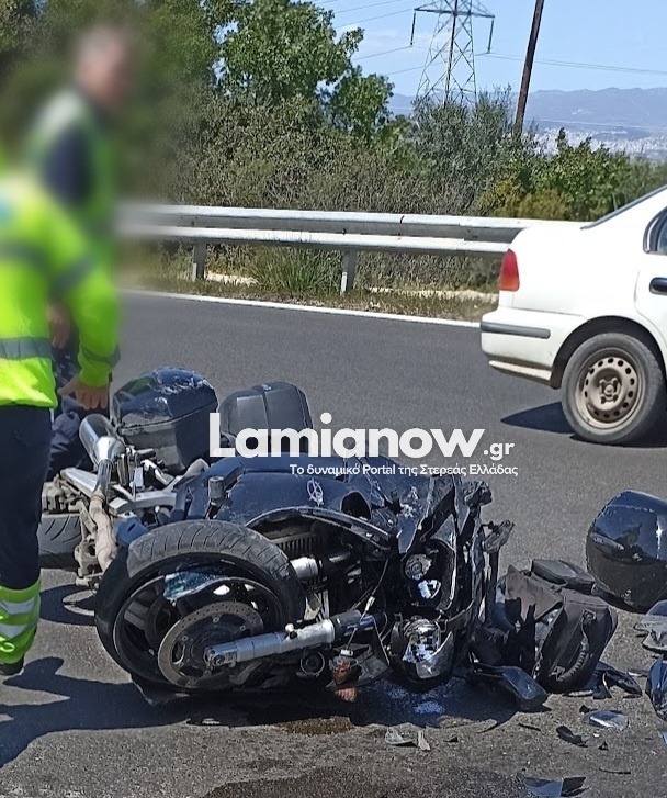 Λαμία: Διαλύθηκε μηχανή έπειτα από σφοδρή σύγκρουση με αυτοκίνητο