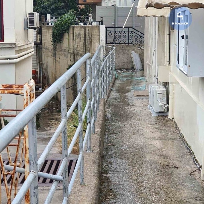 Ανεμοστρόβιλος «χτύπησε» την Ρόδο: Δέντρα έπεσαν σε αυτοκίνητα