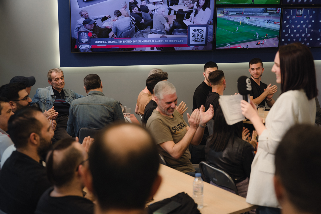 Το κοινό συμμετέχει στο pre-game show απαντώντας στις ερωτήσεις της Μάρθας Χωριανοπούλου