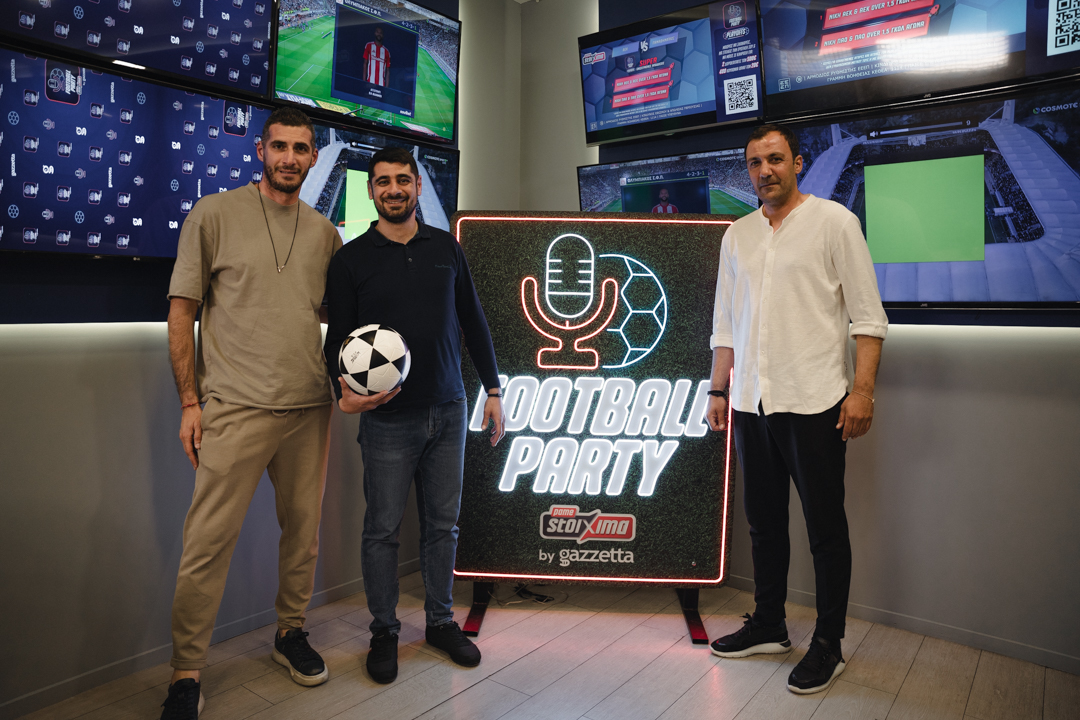 Οι Αντώνης Πετρόπουλος και Γιώργος Αλεξόπουλος με τον ιδιοκτήτη του καταστήματος ΟΠΑΠ, Σωκράτη Ισπυρόπουλο