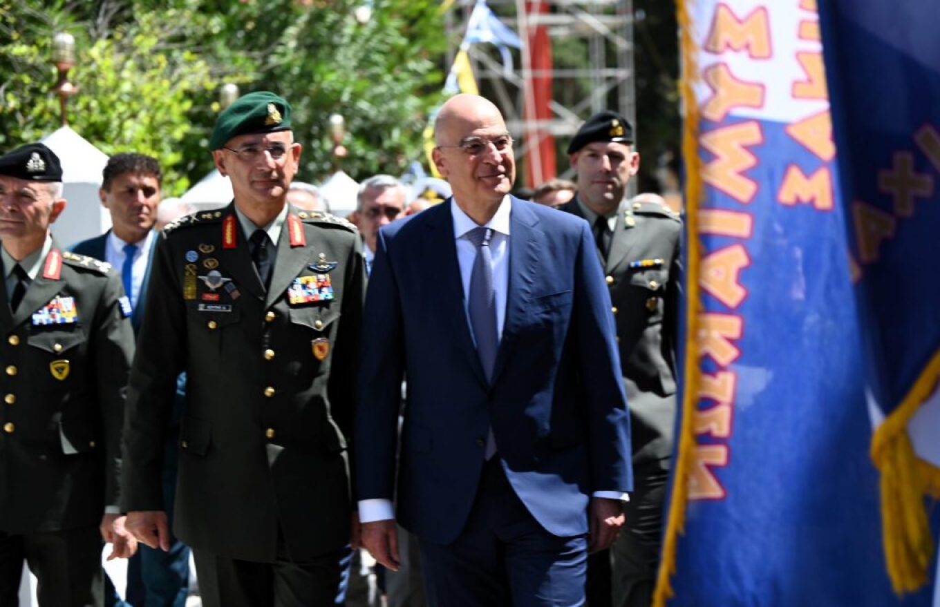 «Διαχρονικά το Αιγαίο υπήρξε χώρος δοκιμασίας της εθνικής μας ευθύνης και της εθνικής μας θέλησης», τόνισε ο υπουργός Εθνικής Άμυνας, Νίκος Δένδιας, από την Σύμη.  Ο υπουργός Άμυνας πήγε στο νησί των Δωδεκανήσων ως εκπρόσωπος της Κυβέρνησης στις εκδηλώσεις για τον Εορτασμό της 80ής Επετείου από την υπογραφή του Πρωτοκόλλου Παράδοσης των γερμανικών στρατευμάτων κατοχής Δωδεκανήσου, την 8η Μαΐου 1945.  Με αφορμή την επέτειο, «θέλω να υπογραμμίσω ότι για το μέγεθος των νησιών δεν υπάρχει διαφοροποίηση στη Σύμβ