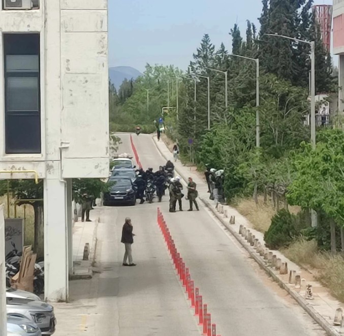 Guardian: Αγώνας δρόμου στην Ελλάδα σε αναζήτηση εργαζομένων για τον τουριστικό κλάδο