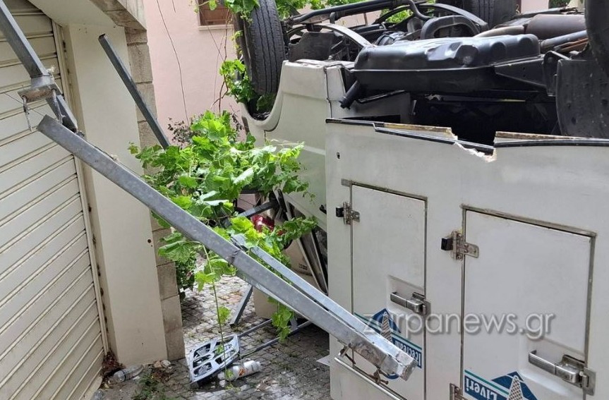 Χανιά: Φορτηγό τούμπαρε και έπεσε επάνω σε αυτοκίνητο