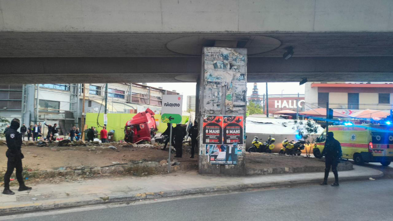 Στο σημείο του κρέμονται καλώδια υψηλής τάσης λόγω του ατυχήματος. 