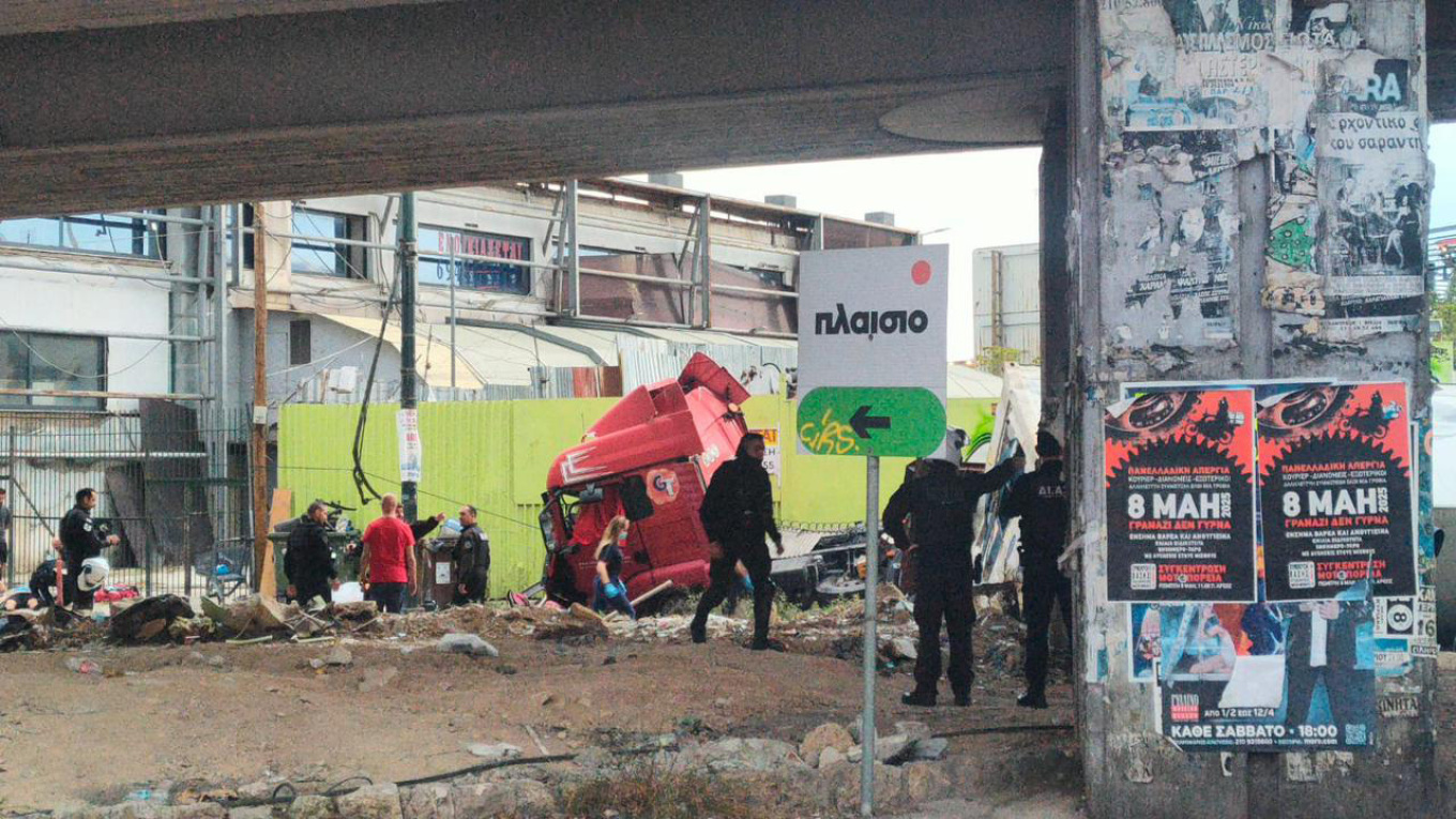 Στο σημείο του κρέμονται καλώδια υψηλής τάσης λόγω του ατυχήματος. 