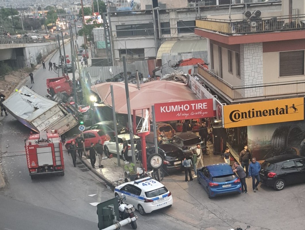 Φορτηγό έπεσε από γέφυρα της Π. Ράλλη και κατέληξε πάνω σε αυτοκίνητα στη Λ. Θηβών
