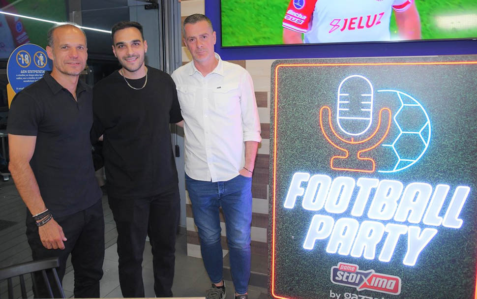 Ο Άγγελος Μπασινάς και ο Στέφανος Κοτσόλης με τον ιδιοκτήτη του καταστήματος ΟΠΑΠ, Αντώνη Κατηνιό