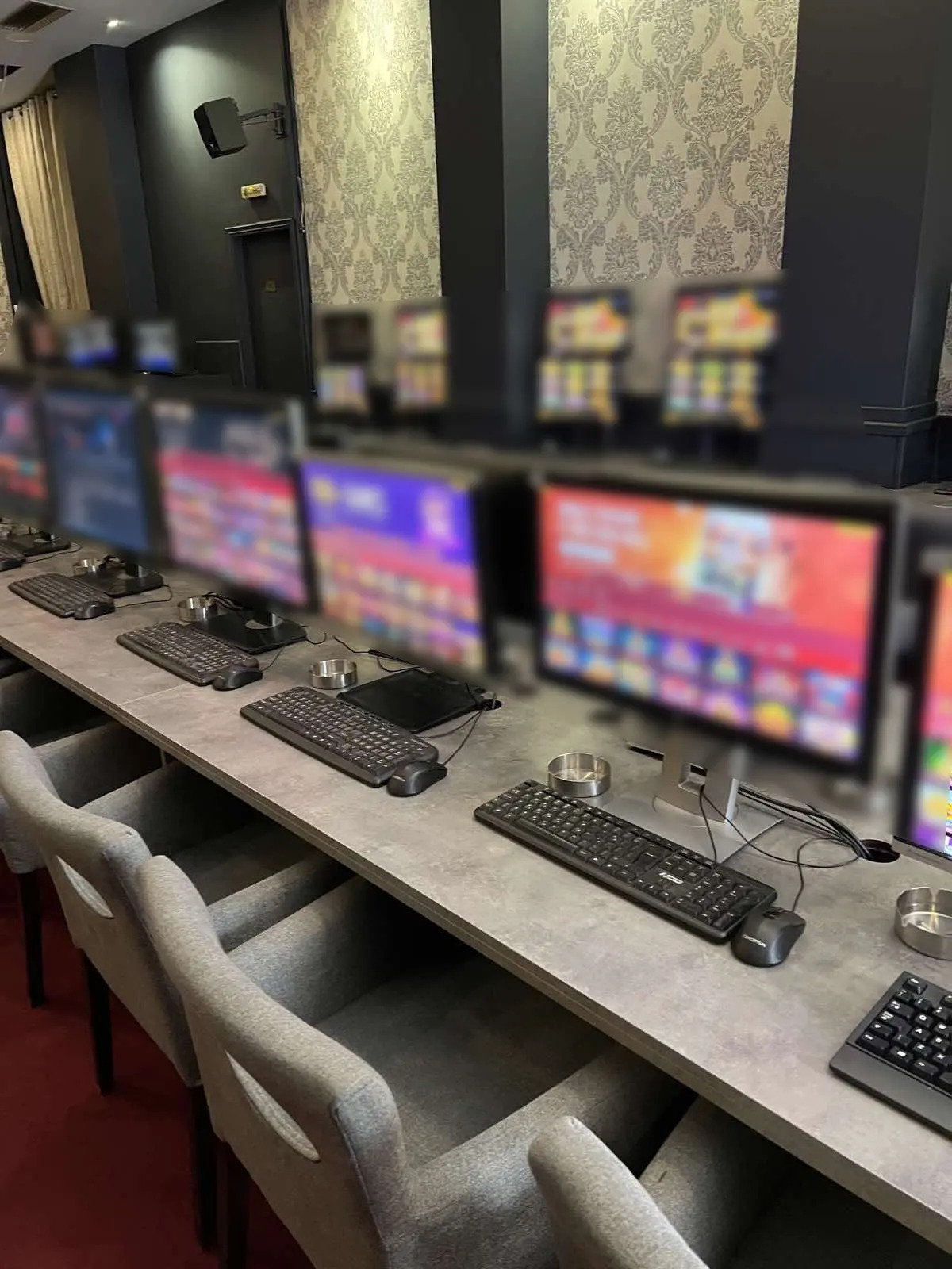 Έφοδος της ΕΛ.ΑΣ. σε κατάστημα με παράνομα «φρουτάκια» στον Πειραιά