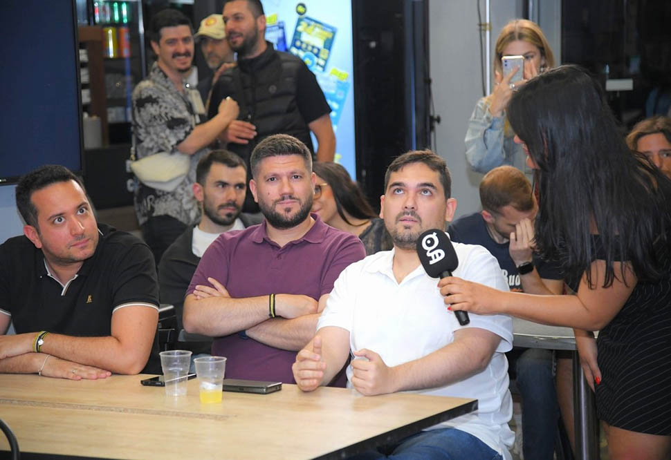 Το κοινό συμμετέχει στο pre-game show απαντώντας σε ερωτήσεις