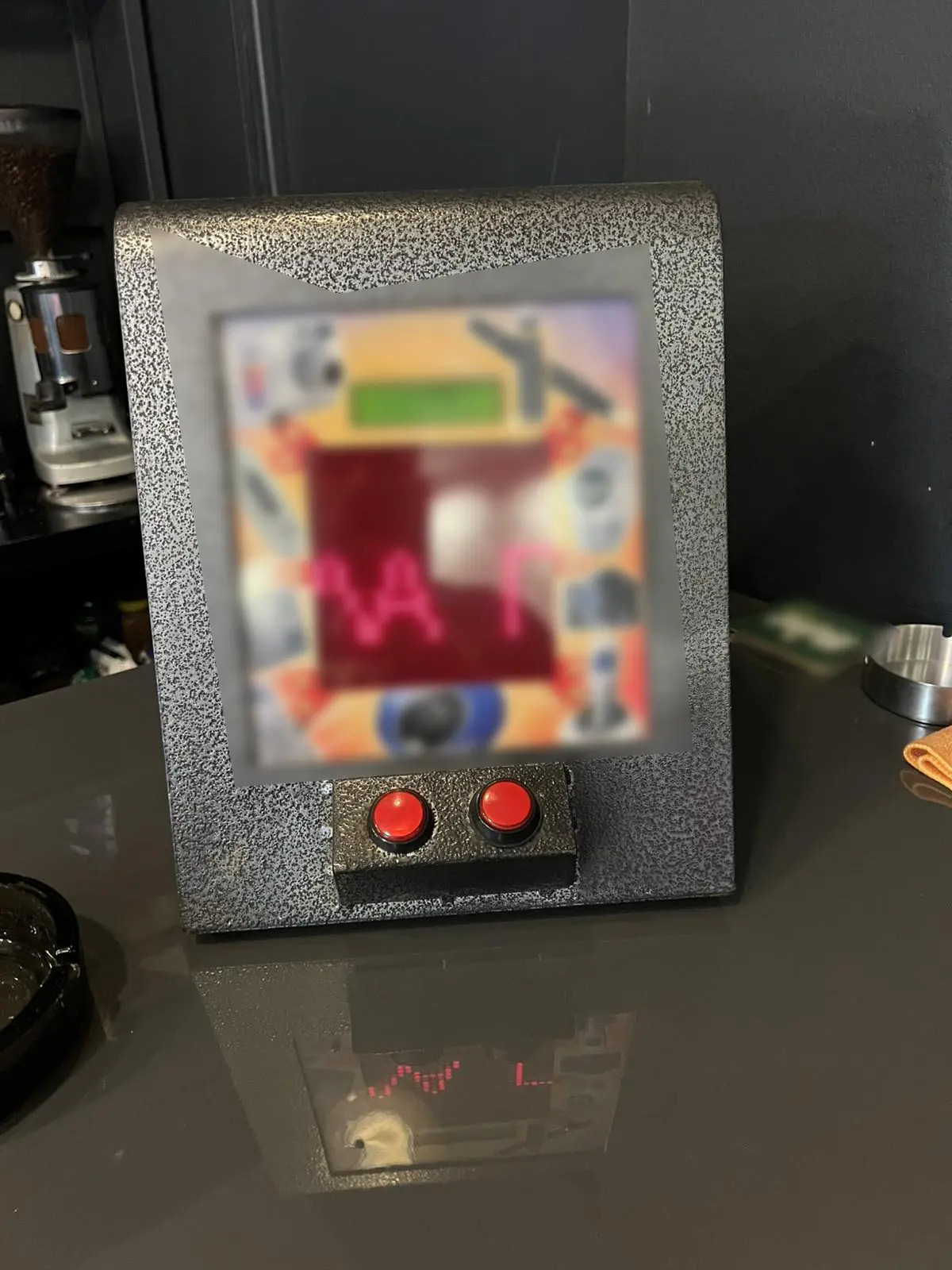 Έφοδος της ΕΛ.ΑΣ. σε κατάστημα με παράνομα «φρουτάκια» στον Πειραιά