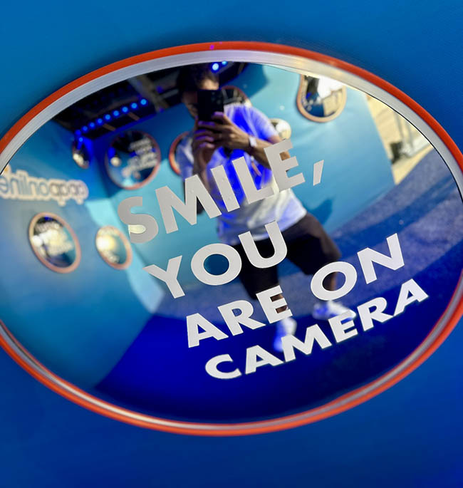 Φωτογραφίες στο mirror wall του opaponline.gr