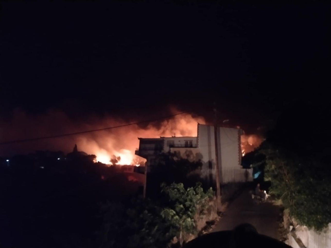 Σε πύρινο κλοιό η Χίος