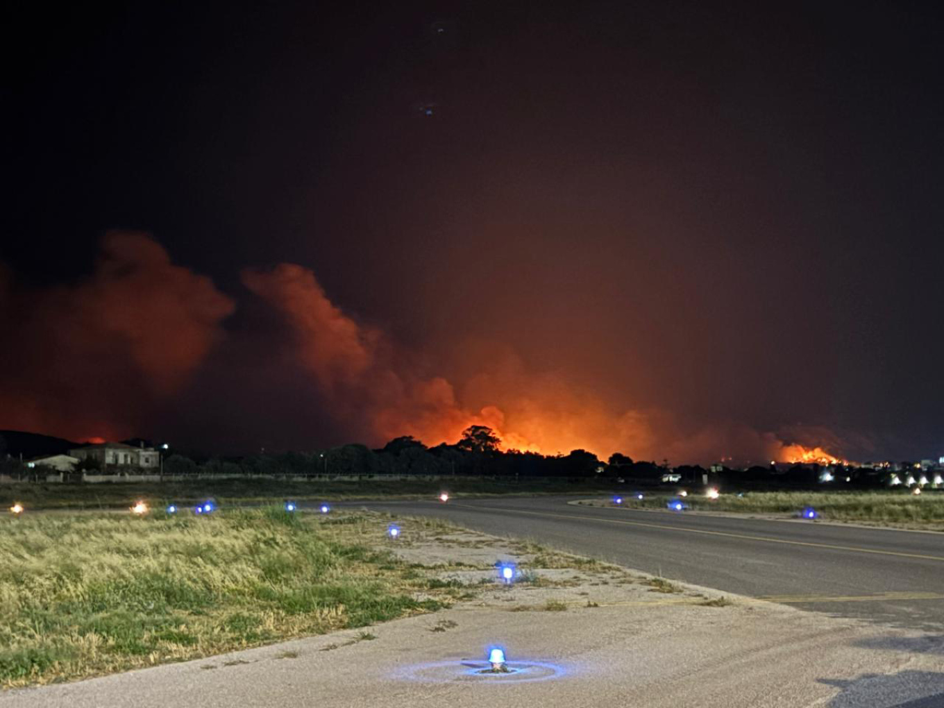 Σε πύρινο κλοιό η Χίος