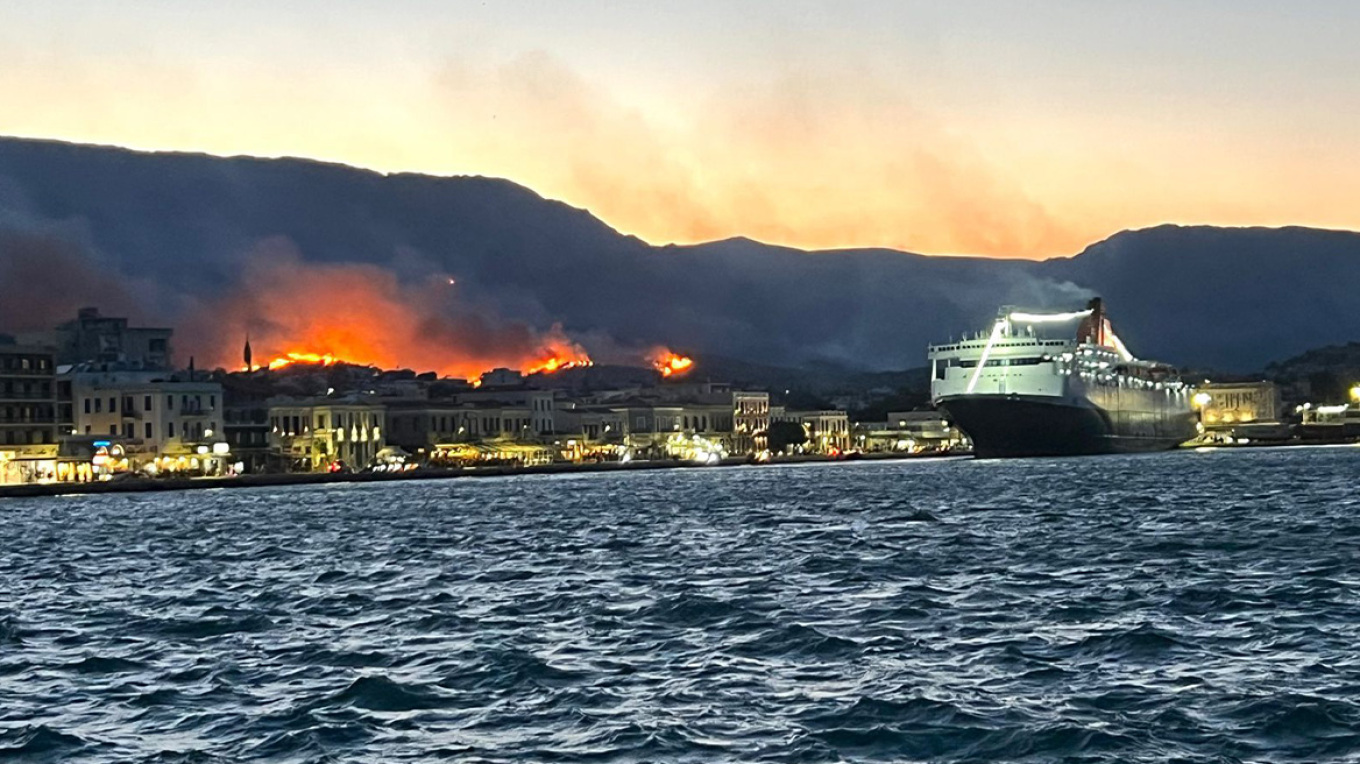 Σε πύρινο κλοιό η Χίος