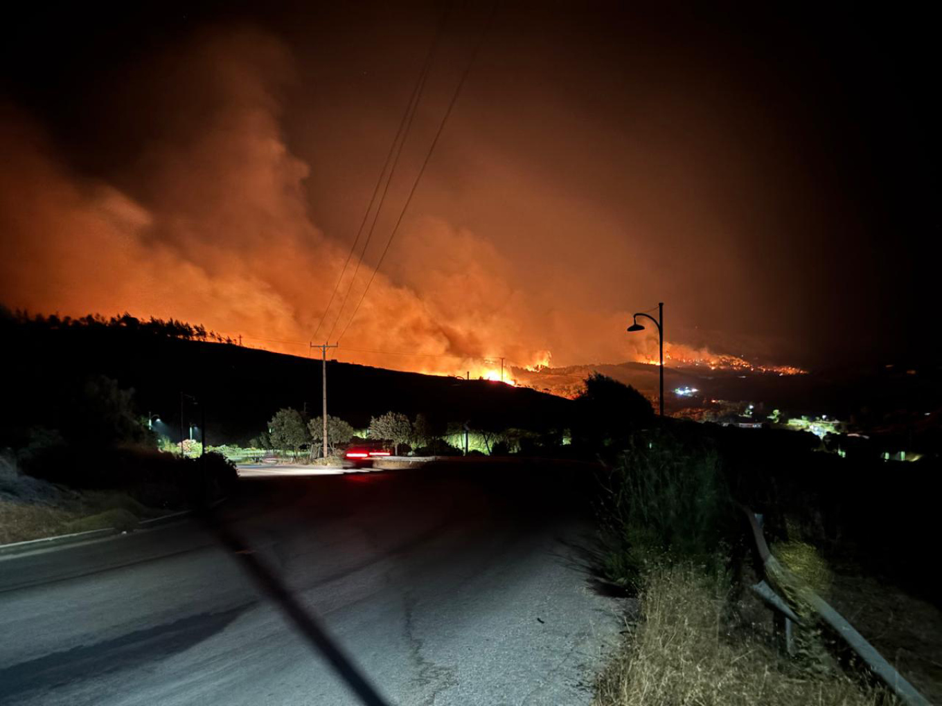 Σε πύρινο κλοιό η Χίος