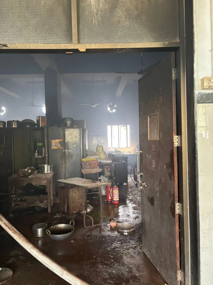 Ινδία: Εικόνες-σοκ από τον ξενώνα γιατρών που έπεσε το αεροπλάνο