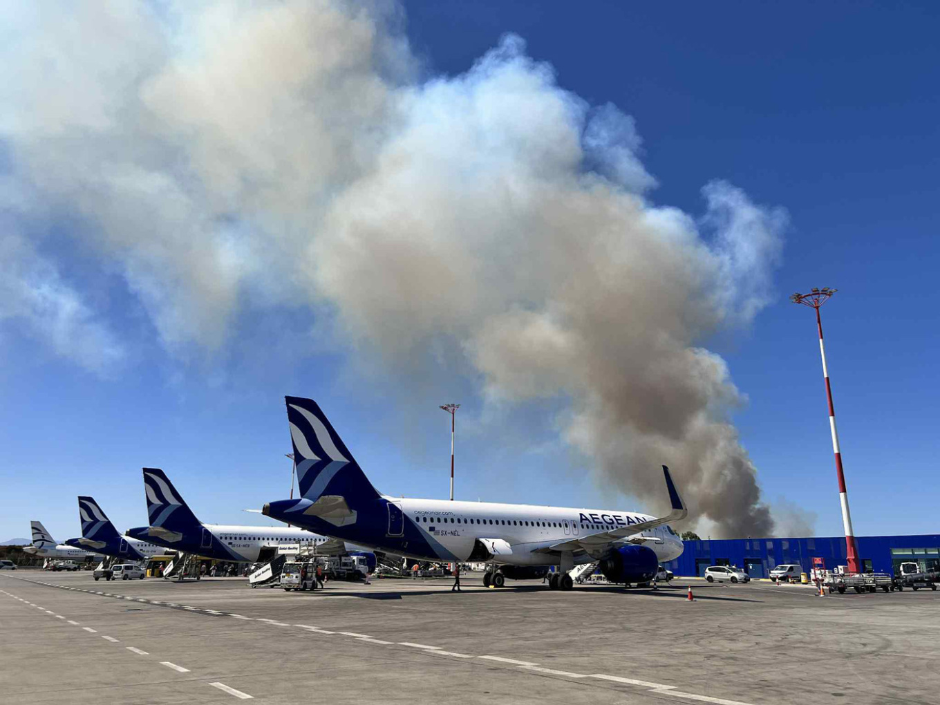 Στους καπνούς το αεροδρόμιο 