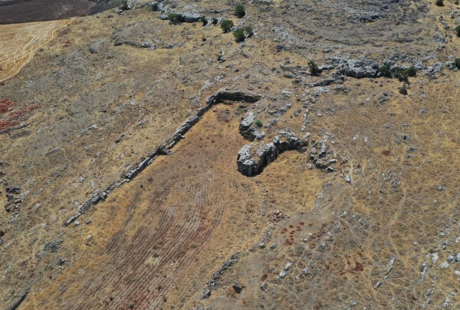 Στο φως αρχαίοι τάφοι λαξευμένοι σε βράχο
