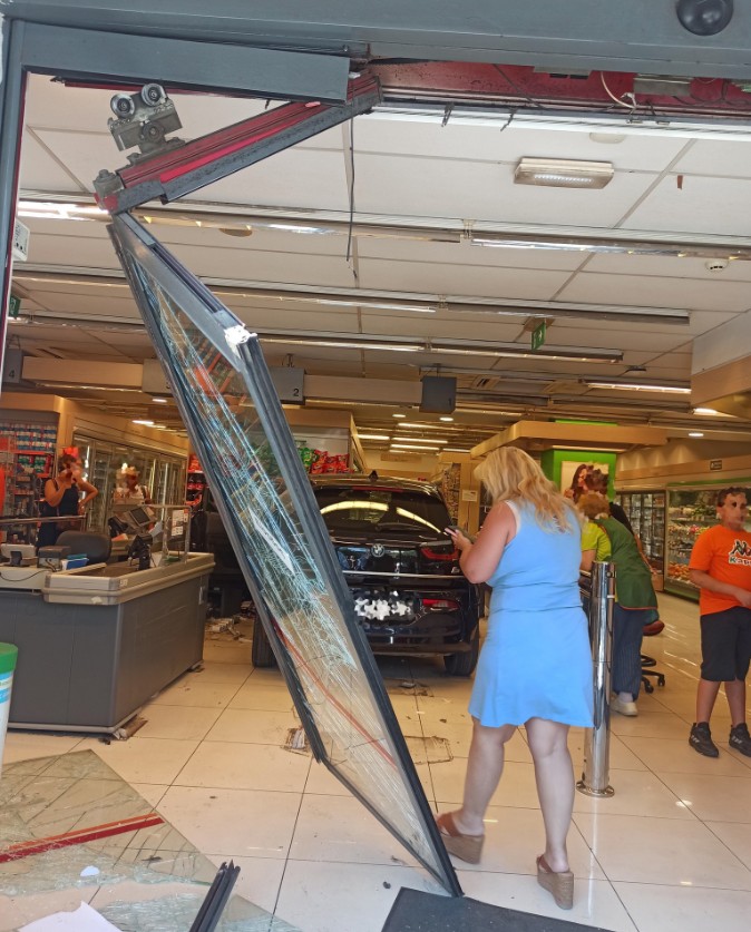 Όχημα έπεσε σε σούπερ μάρκετ στην Πέτρου Ράλλη