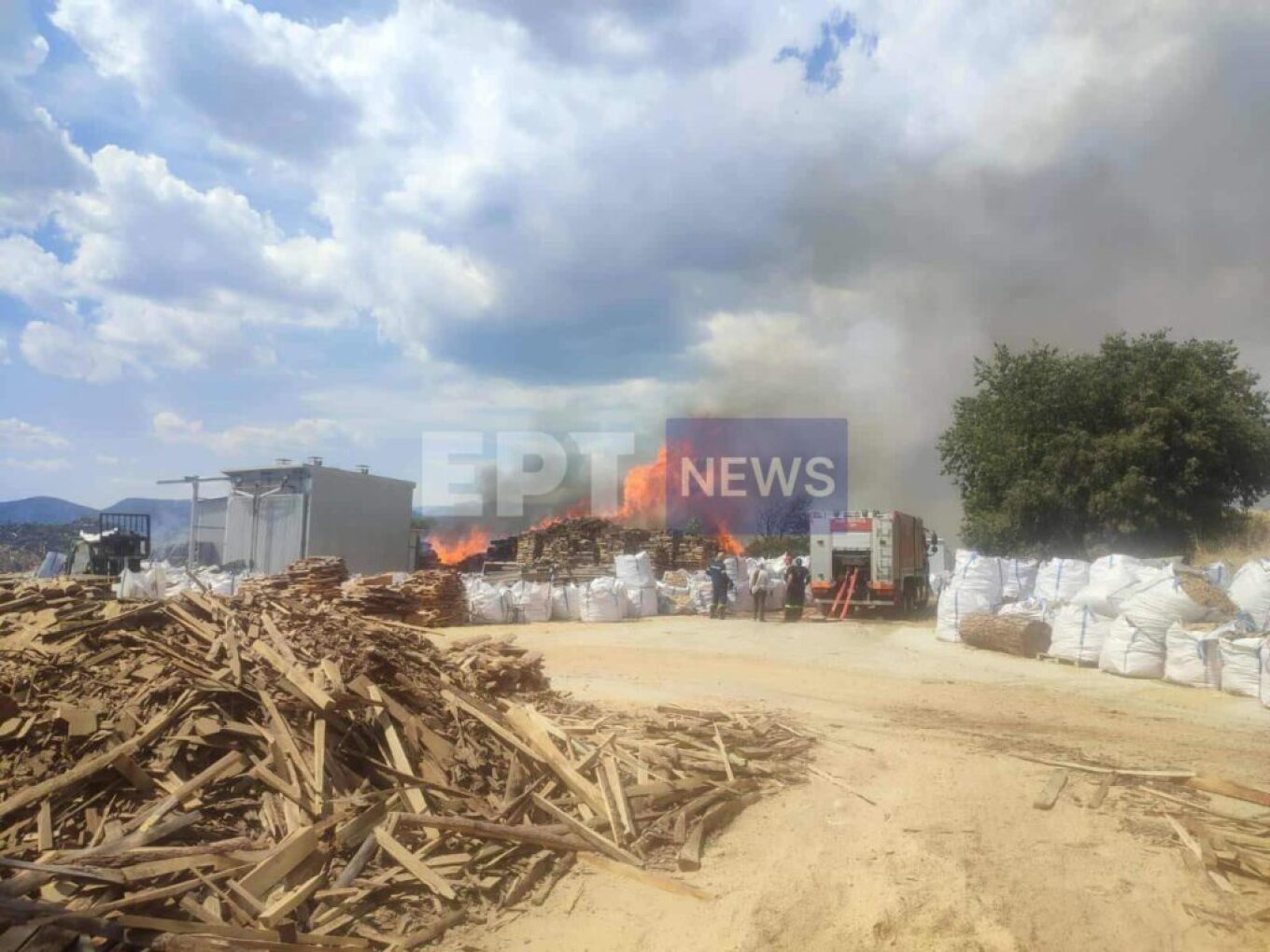 Σέρρες: Φωτιά σε εργοστάσιο ξυλείας