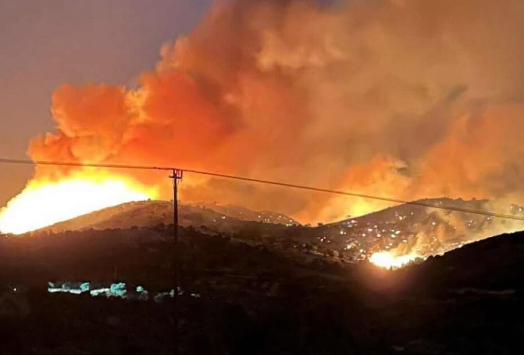 Δύσκολη νύχτα για την Εύβοια, απειλήθηκαν σπίτια