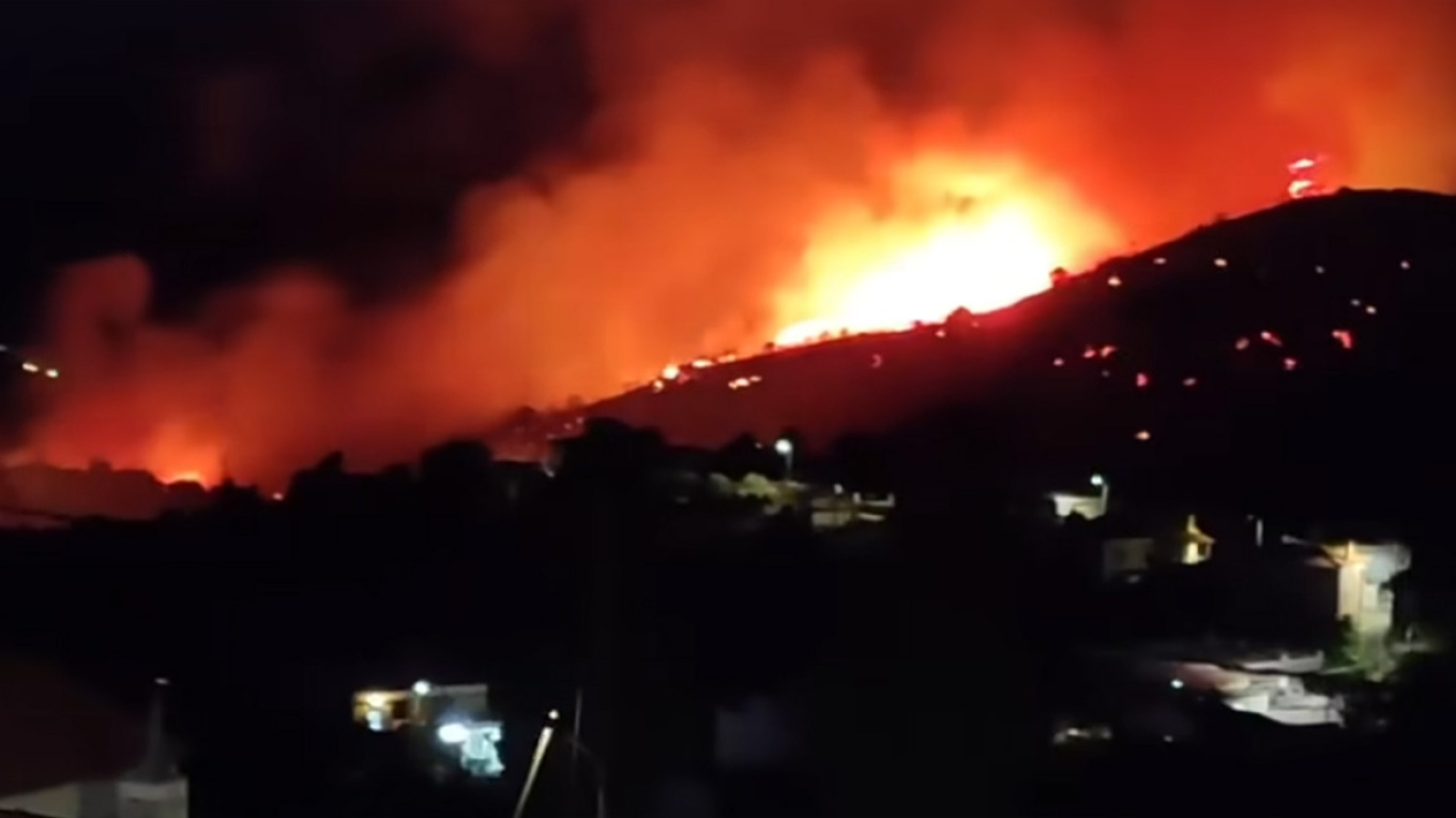 Εύβοια: Φωτιά στα Μεσοχώρια