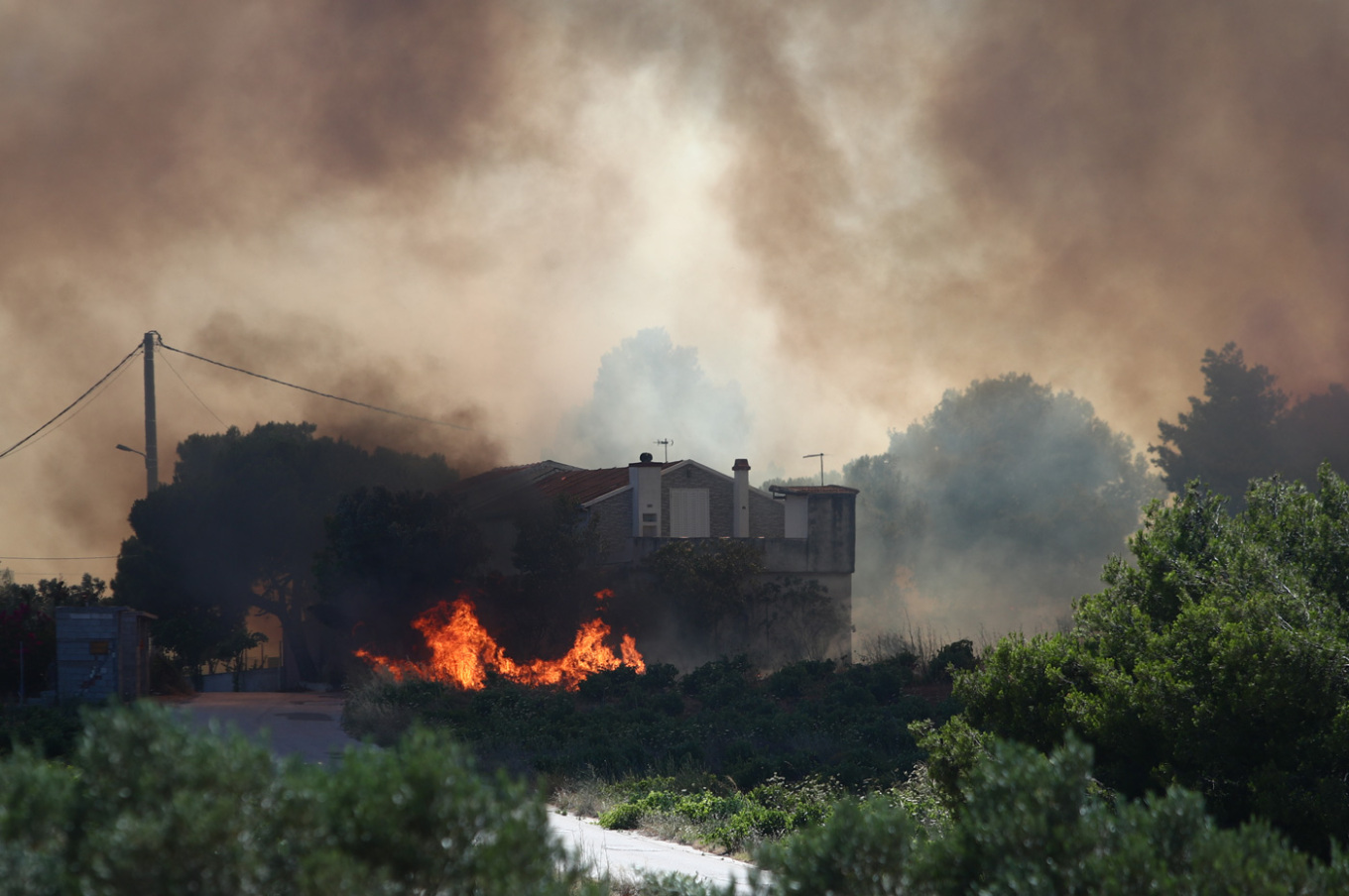 Η ΕΛΑΣ έχει προχωρήσει σε απεγκλωβισμούς 9 ατόμων Σε εξέλιξη βρίσκεται, με τη συνδρομή της Αστυνομίας, η εκκένωση τεσσάρων οικισμών στην περιοχή που μαίνεται η πυρκαγιά προκειμένου να μην εγκλωβιστούν κάτοικοι και κινδυνεύσουν ανθρώπινες ζωές, σύμφωνα την τελευταία ενημέρωση από την ΕΛΑΣ.  Ειδικότερα, όπως έγινε γνωστό, από αστυνομικούς που βρίσκονται στον τόπο της πυρκαγιάς για να συνδράμουν στην απομάκρυνση των κατοίκων, απεγκλωβίστηκαν νωρίτερα από την ευρύτερη περιοχή της Ραφήνας και του Πικερμίου, εννέ