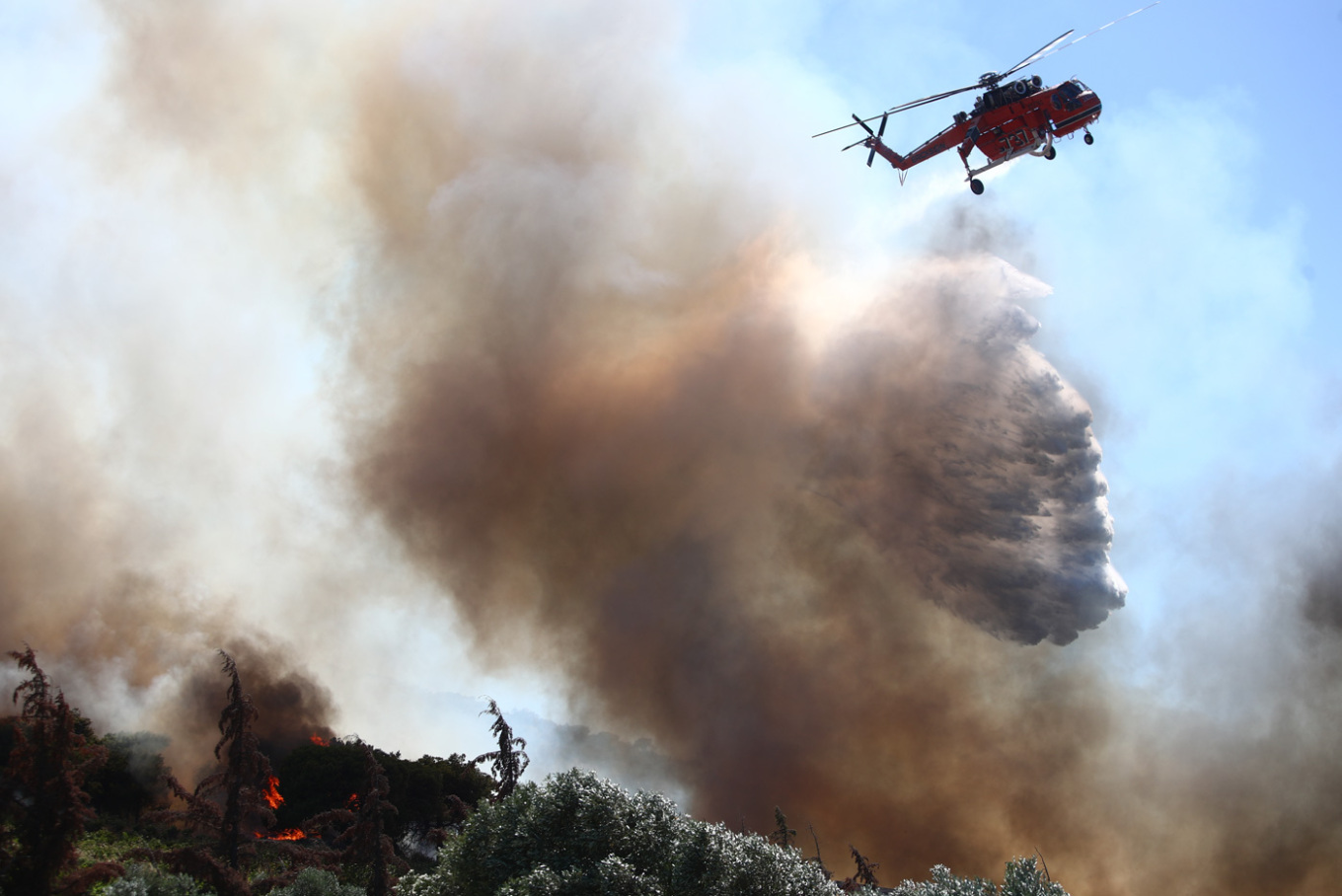 Η ΕΛΑΣ έχει προχωρήσει σε απεγκλωβισμούς 9 ατόμων Σε εξέλιξη βρίσκεται, με τη συνδρομή της Αστυνομίας, η εκκένωση τεσσάρων οικισμών στην περιοχή που μαίνεται η πυρκαγιά προκειμένου να μην εγκλωβιστούν κάτοικοι και κινδυνεύσουν ανθρώπινες ζωές, σύμφωνα την τελευταία ενημέρωση από την ΕΛΑΣ.  Ειδικότερα, όπως έγινε γνωστό, από αστυνομικούς που βρίσκονται στον τόπο της πυρκαγιάς για να συνδράμουν στην απομάκρυνση των κατοίκων, απεγκλωβίστηκαν νωρίτερα από την ευρύτερη περιοχή της Ραφήνας και του Πικερμίου, εννέ