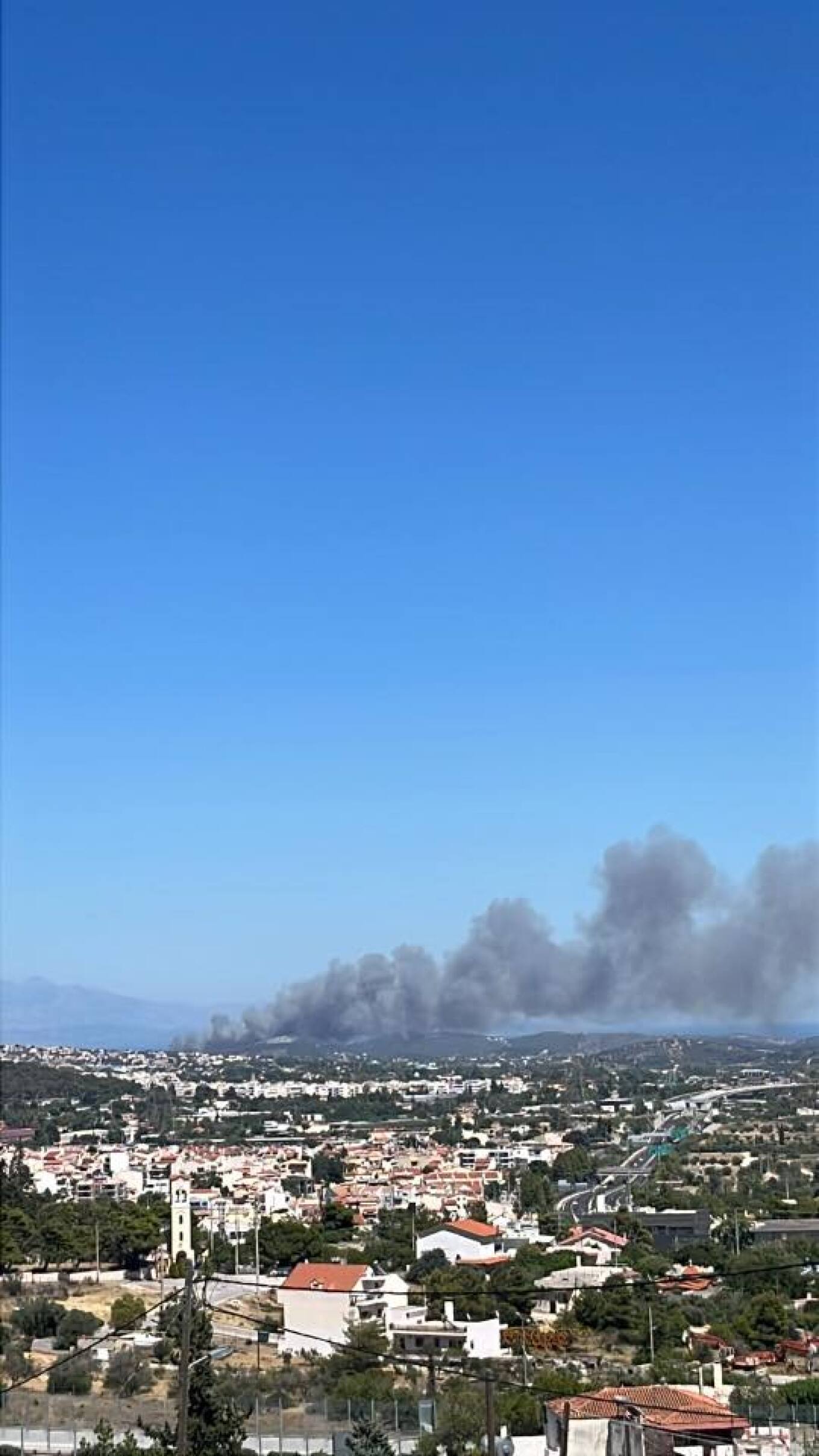 Φωτιά στη Λεωφόρο Μαραθώνος στη Ραφήνα