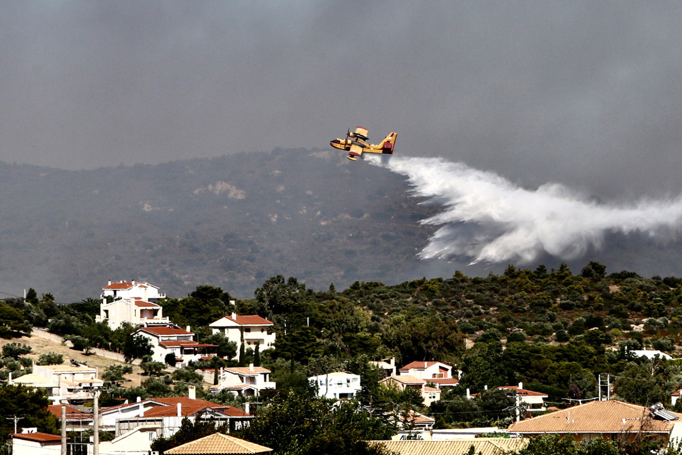 Οι καπνοί από τη φωτιά στη Ραφήνα έφτασαν μέχρι το αεροδρόμιο Ελευθέριος Βενιζέλος. Μικροπροβλήματα υπήρξαν νωρίτερα στις πτήσεις