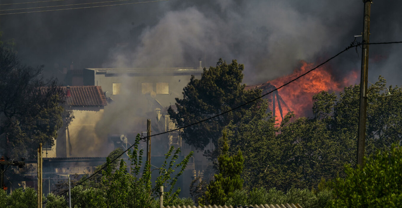 Οι καπνοί από τη φωτιά στη Ραφήνα έφτασαν μέχρι το αεροδρόμιο Ελευθέριος Βενιζέλος. Μικροπροβλήματα υπήρξαν νωρίτερα στις πτήσεις