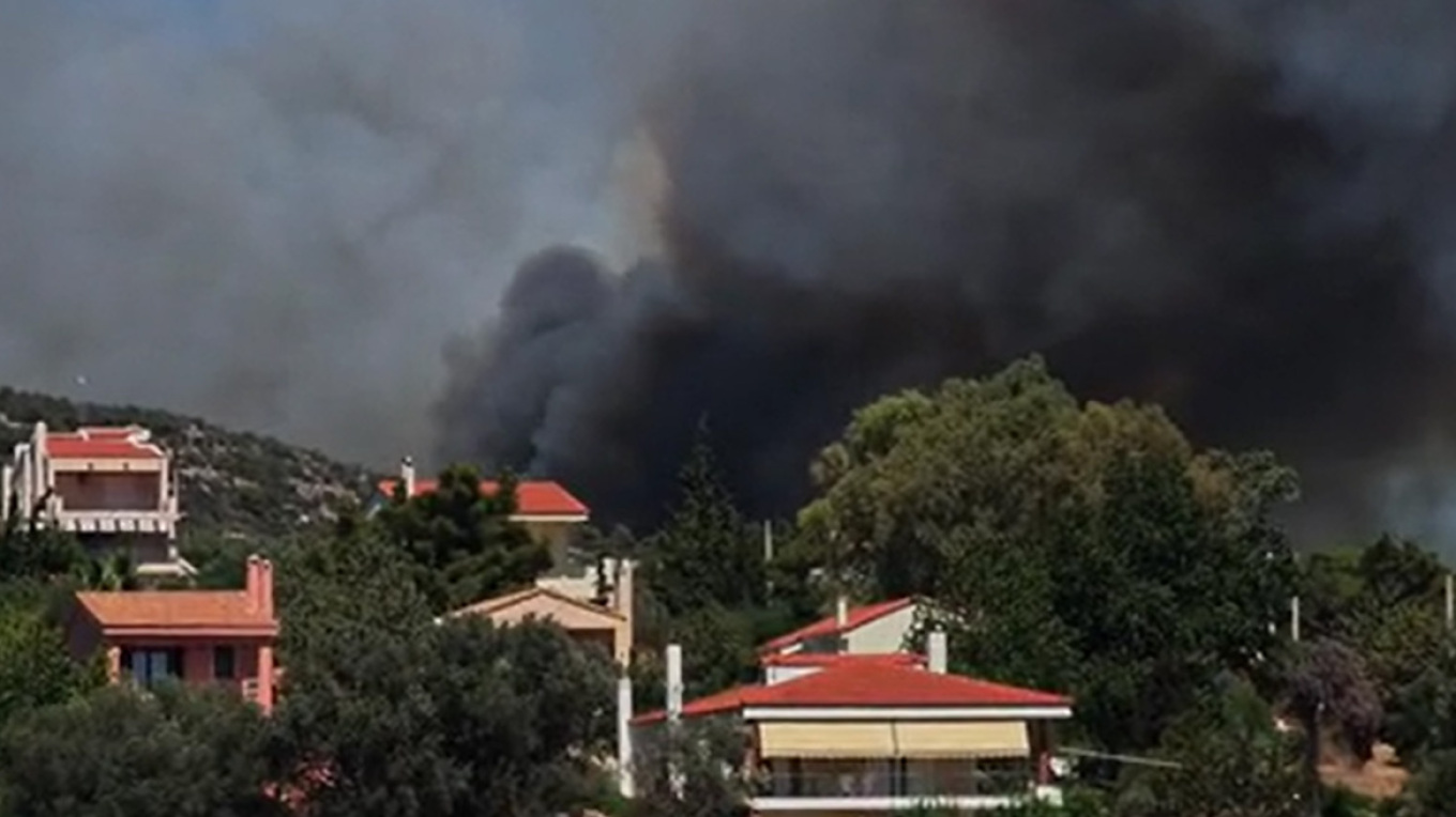 Φωτιά στη Λεωφόρο Μαραθώνος στη Ραφήνα – Εκκενώνονται οικισμοί 
