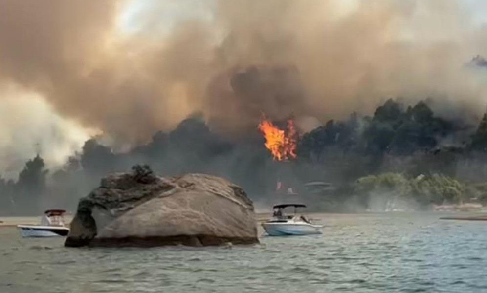 Χαλκιδική: Φωτιά στη Βουρβουρού