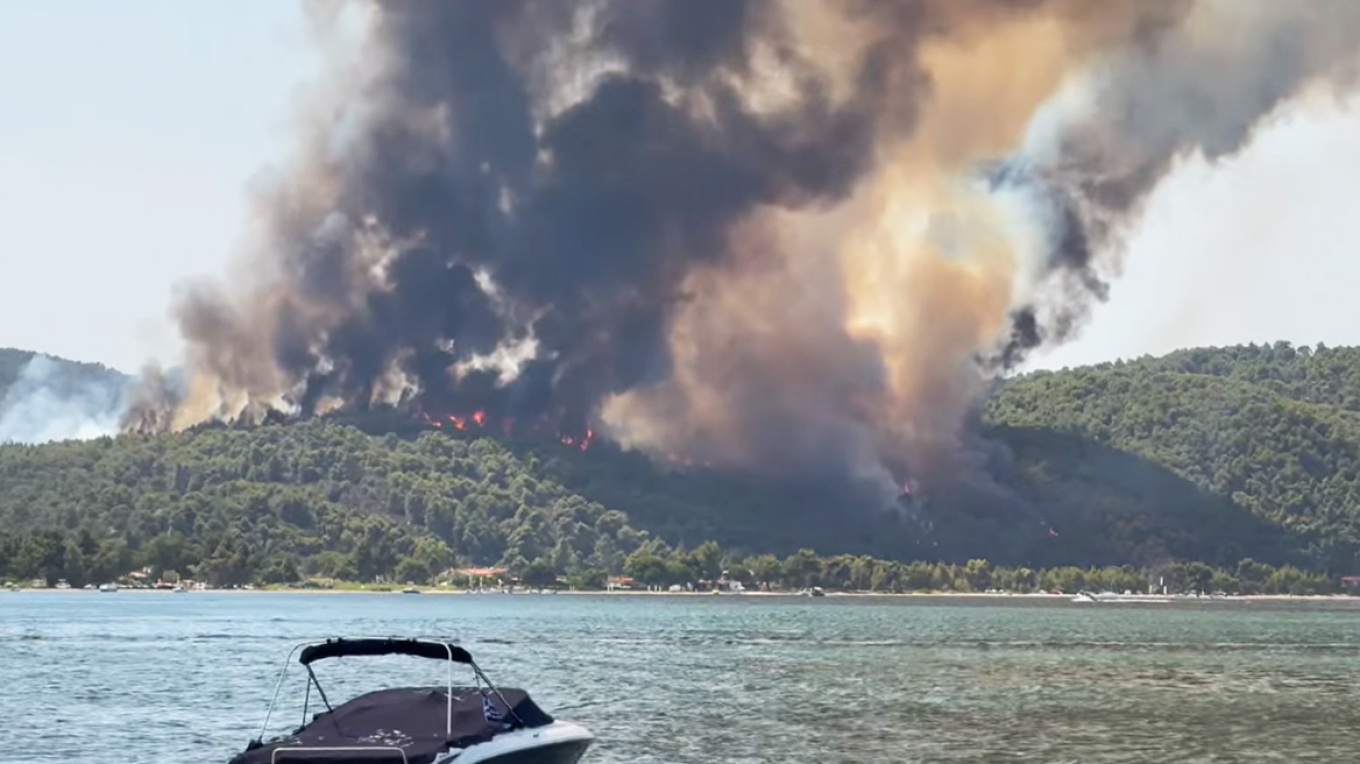 Χαλκιδική: Φωτιά στη Βουρβουρού
