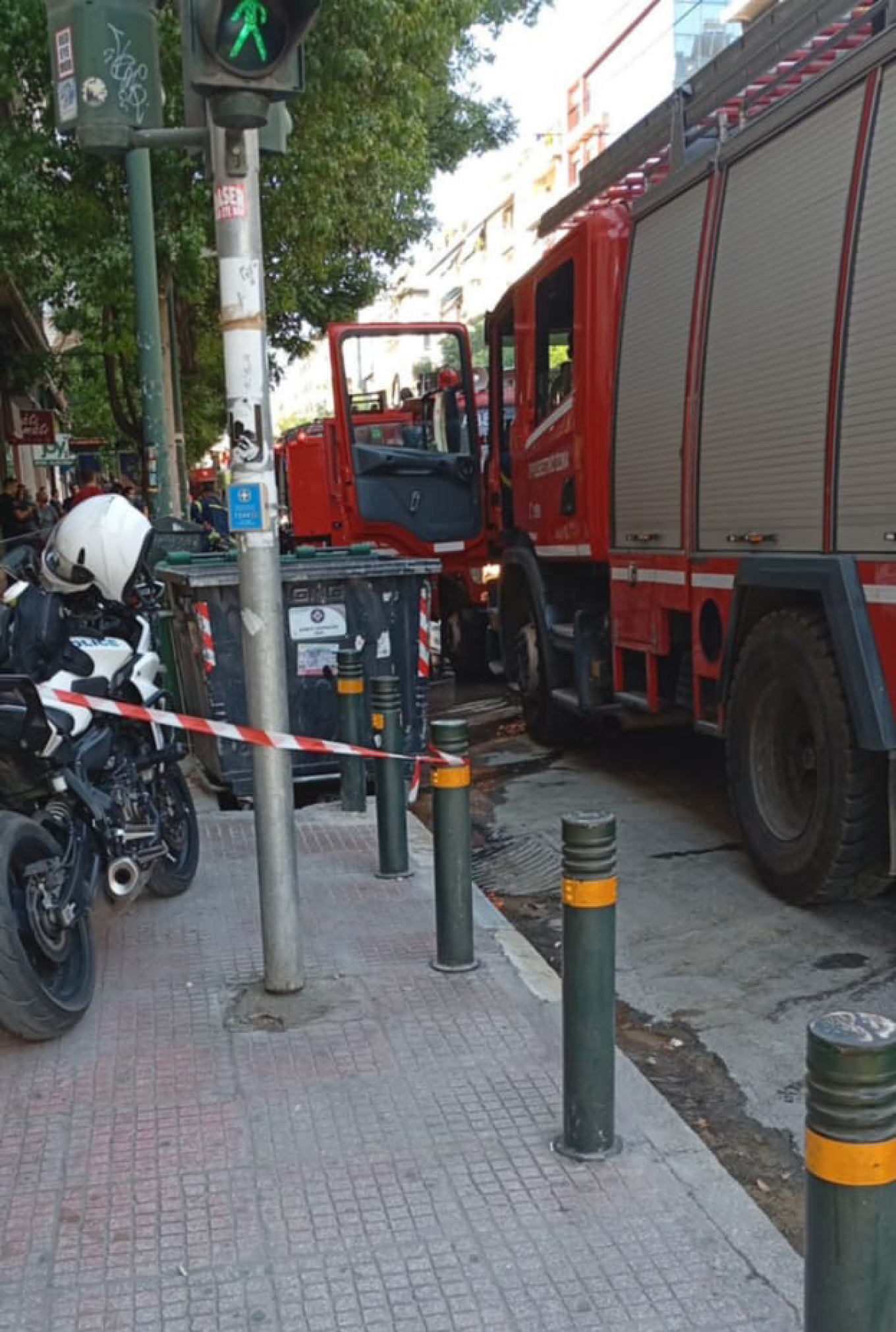 Στις φλόγες το σπίτι του Πέτρου Φιλιππίδη στην Πατησίων – Καλά στην υγεία του ο ηθοποιός που ήταν μέσα (Photos)