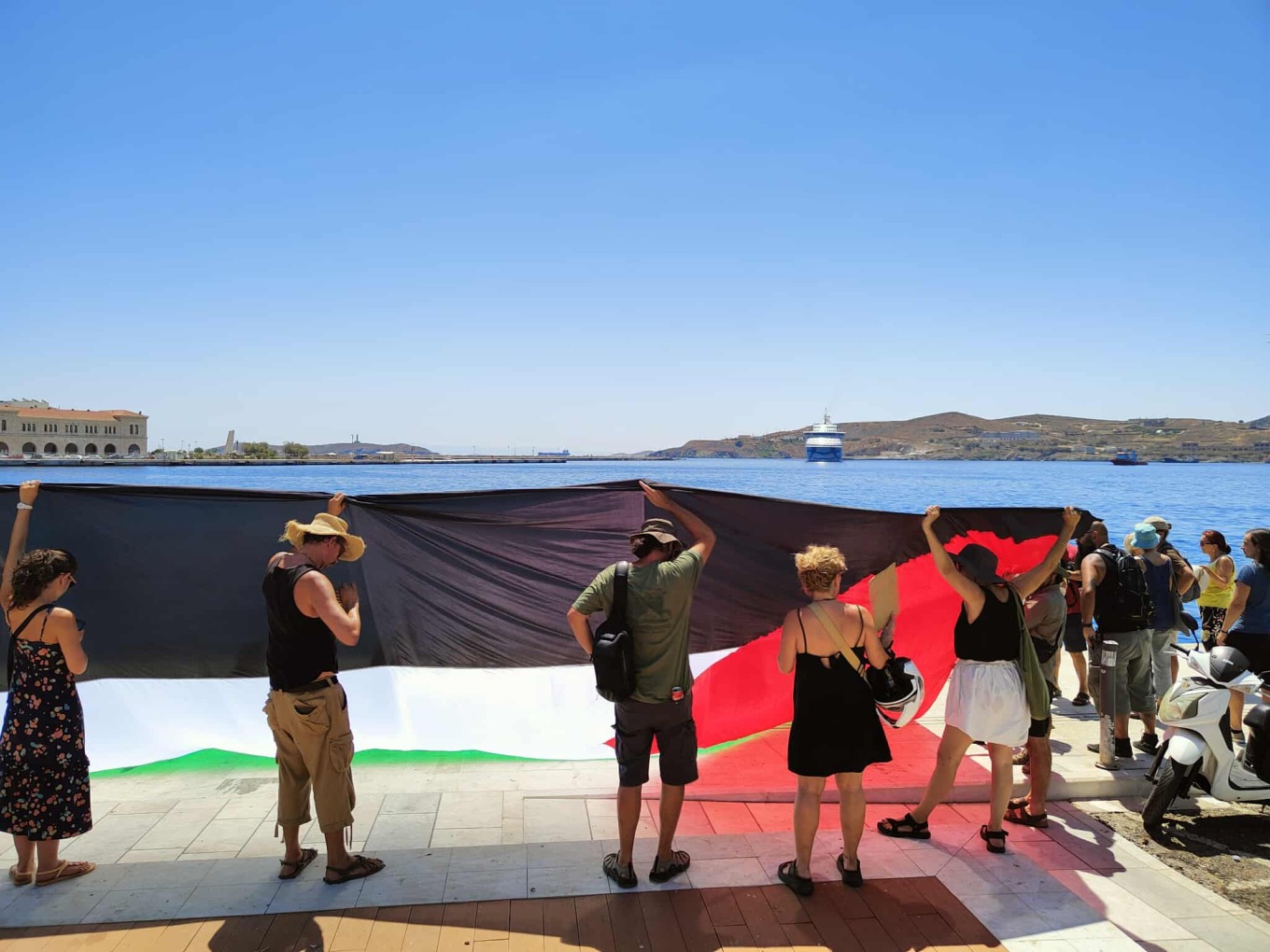 Σύρος: Μπλόκο από 300 άτομα, δεν άφησαν να κατέβουν Ισραηλινοί τουρίστες