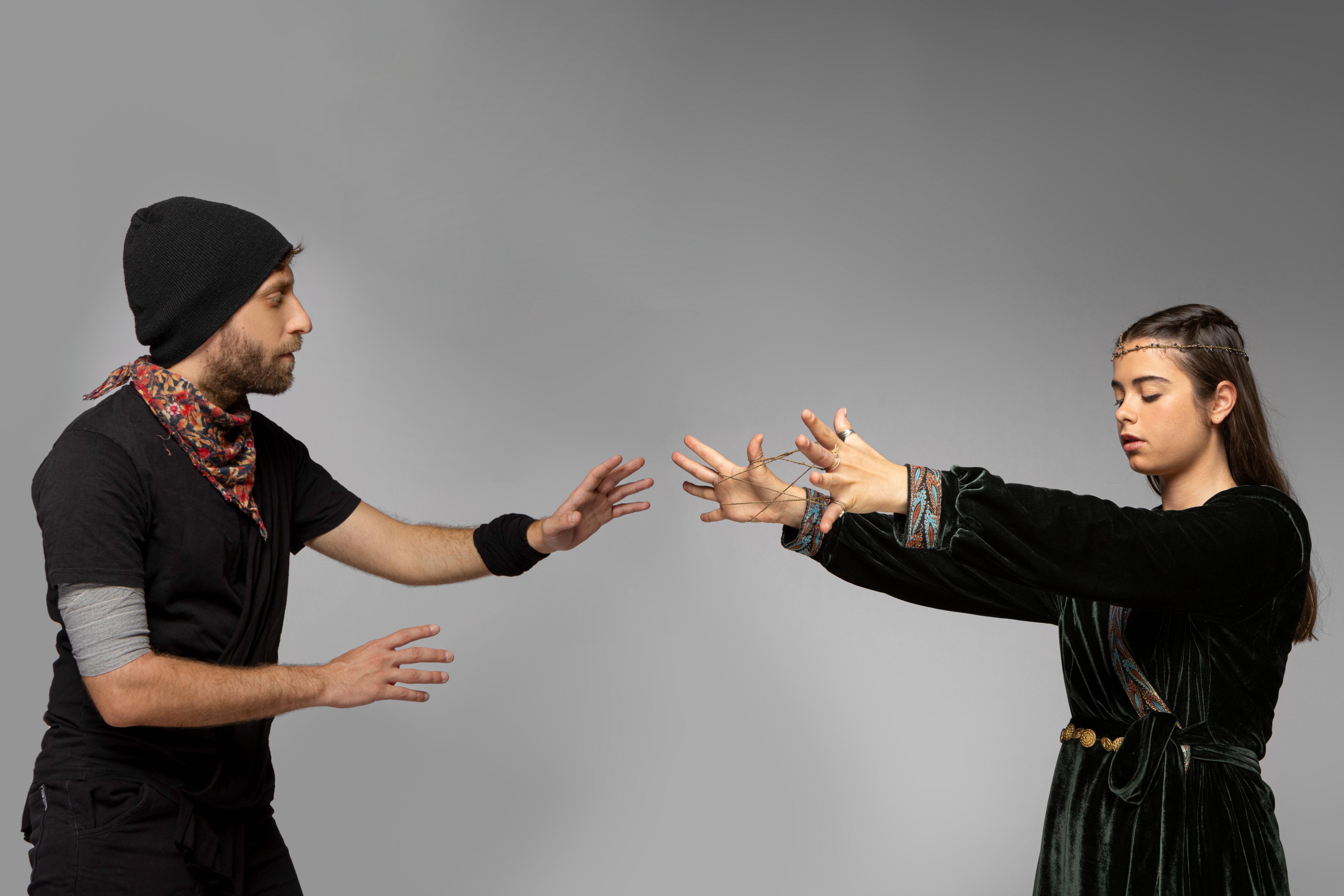 Ο Μικρός Βορράς από την Θεσσαλονίκη, έχοντας στο ενεργητικό του 14 χρόνια συνεχής παρουσίας και αφοσίωσης στο θέατρο για παιδιά και για νέους, παρουσιάζει την «Οδύσσεια» του Ομήρου σε σκηνοθεσία Τάσου Ράτζου. Η Οδύσσεια είναι μια μεγάλη μαγική ιστορία με τρομερές περιπέτειες και ταυτόχρονα ένα ταξίδι ενός ανθρώπου που προσπαθεί να κρατήσει ένα αξιακό σύστημα σε έναν εκμαυλιστικό κόσμο που αχόρταγα θέλει να στραγγίξει ό,τι ταυτοτικό τον κρατάει ακόμα ζωντανό.  Το πιο δύσκολο για τον άνθρωπο αυτόν, τον Οδυσσέ