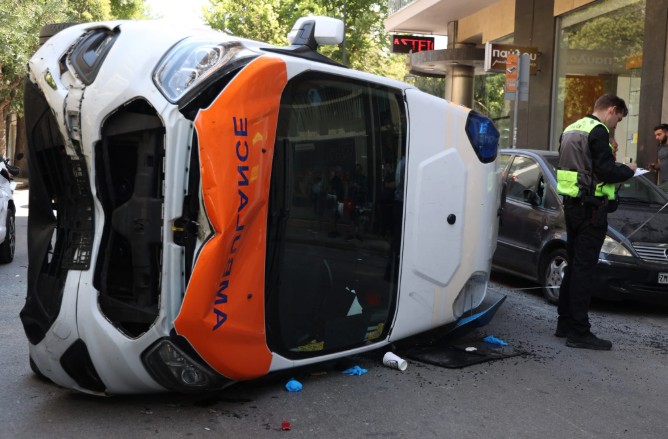 Iδιωτικό ασθενοφόρο ανετράπη στο Γουδή